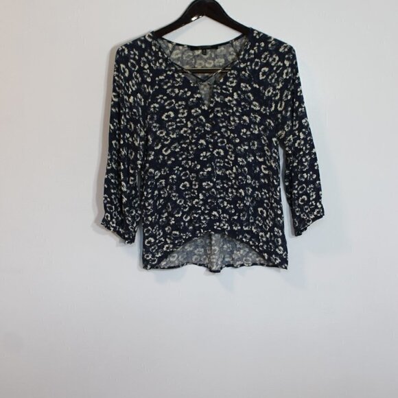 19 Cooper Blue and White Floral V-Neck Blouse (Medium) - Picture 5 of 5
